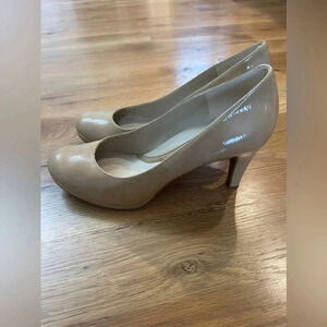 Naturalizer Lennox, Taupe Round Toe Patent Leather Pumps Size 9